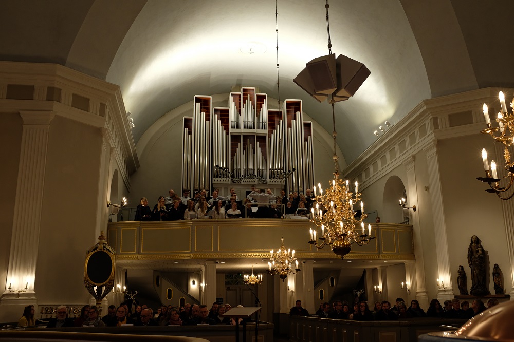 Orgelläktaren i Pedersöre kyrka med korister.