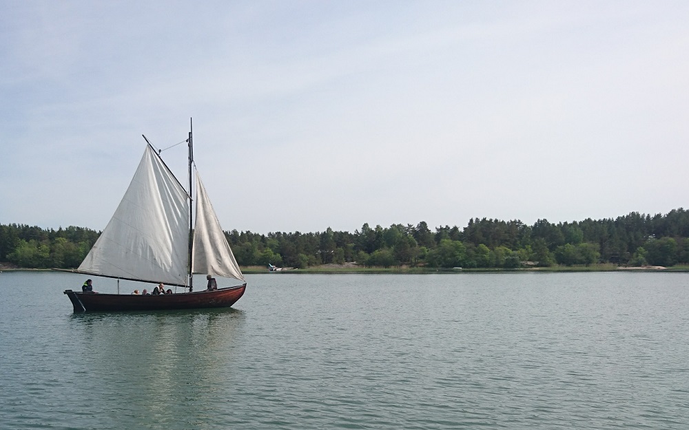 Allmoge båt seglar över fjärden.