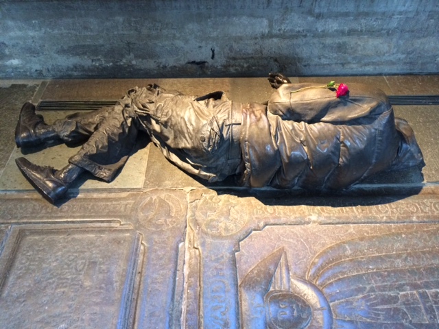 Staty på uteliggare i Linköpings domkyrka.