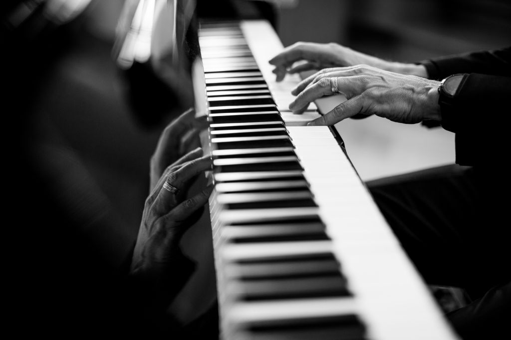 Någon som spelar på piano.