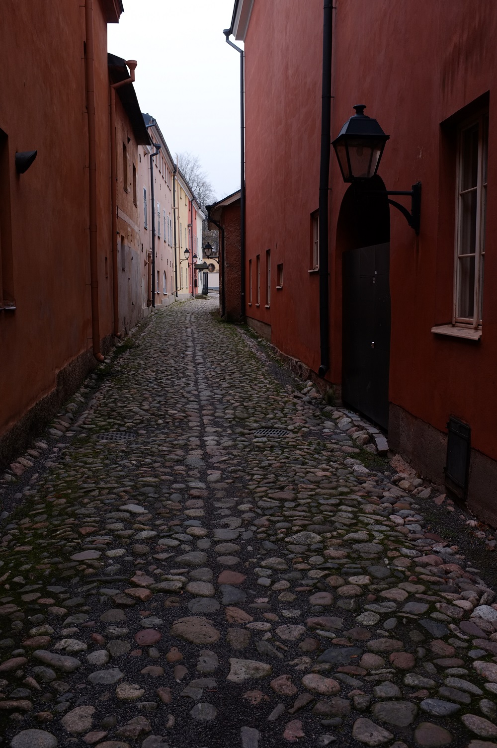 En smal gata med kullerstenar.