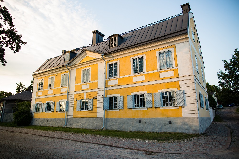 Domkapitlet fotograferat utifrån i kvällssolen.