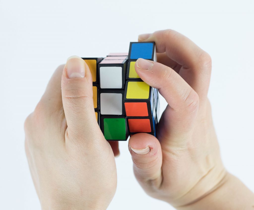 En rubiks kub mellan händer