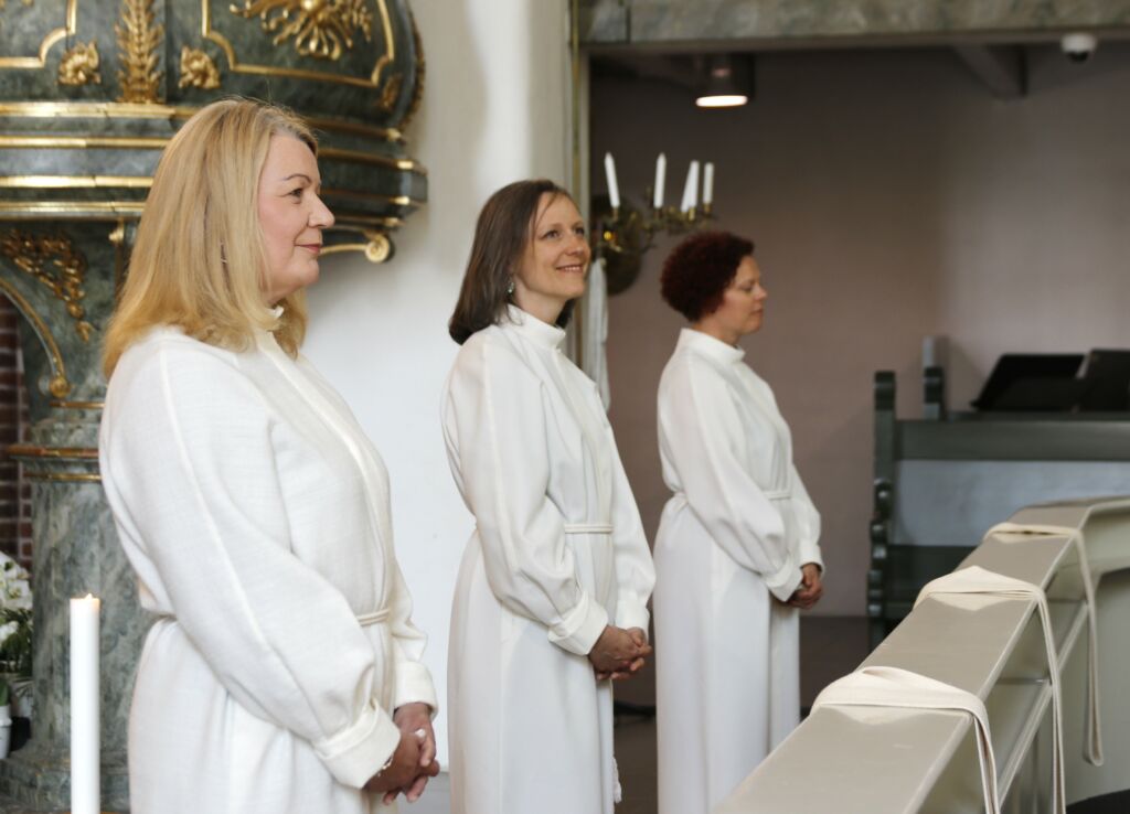 Tre personer vigs till tjänst för diakoni i kyrkan