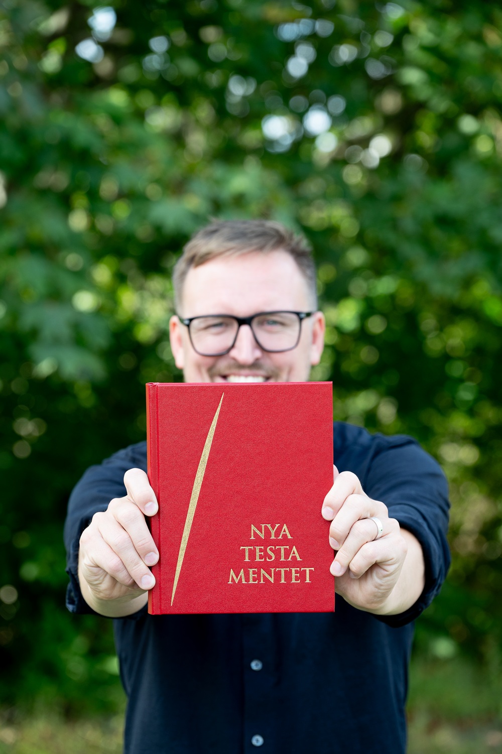 Man med bok i händerna